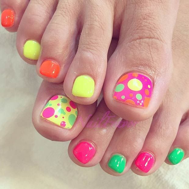 Colorful polka dots toe nails